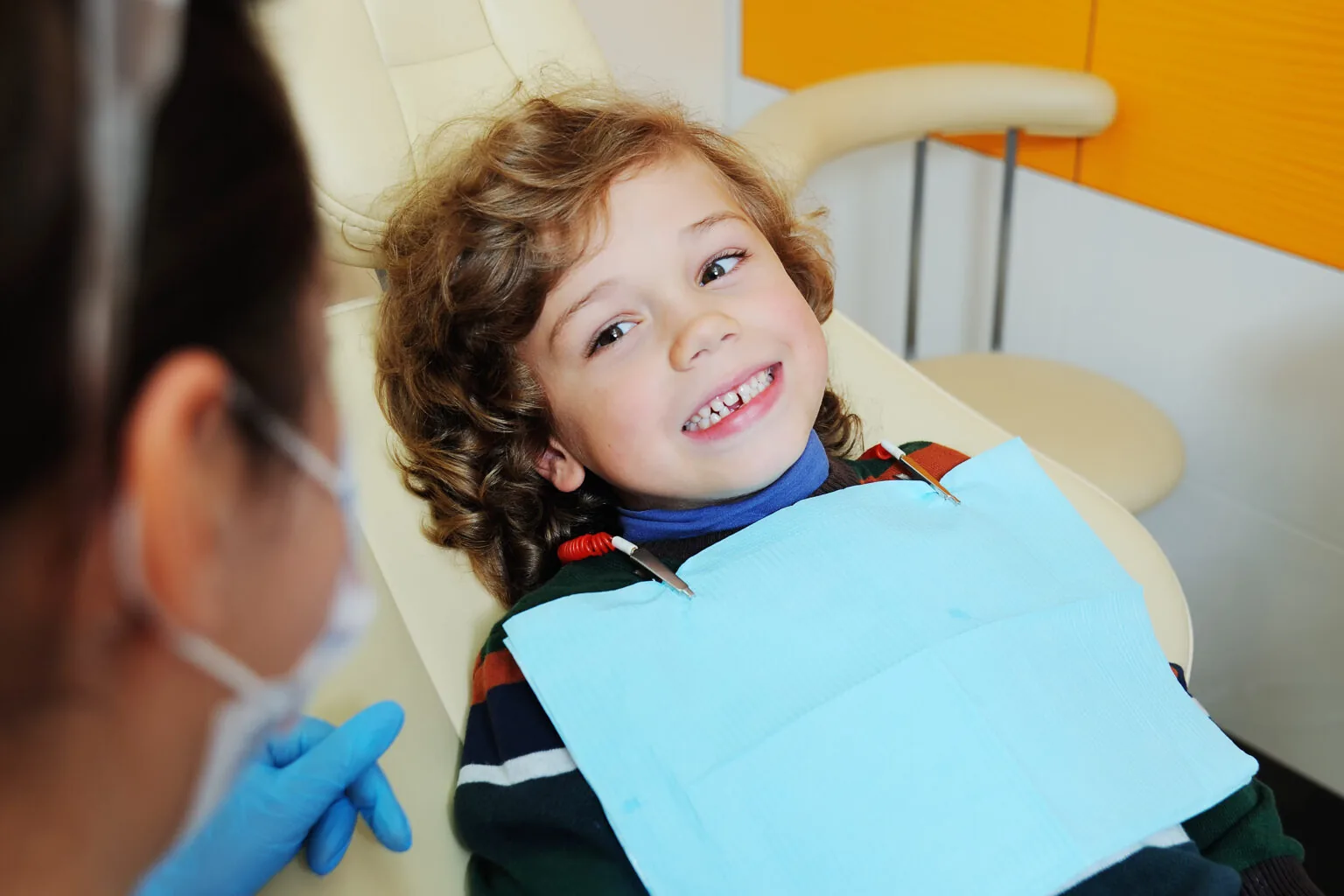 Jeune enfant lors d'un bilan orthodontique au cabinet