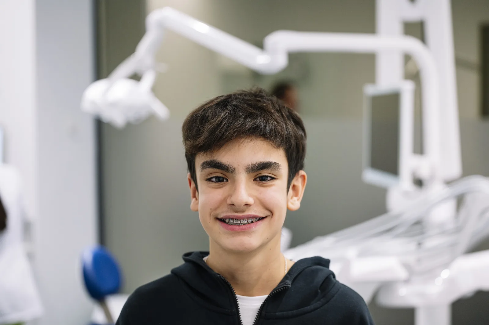 Adolescent porteur de bagues orthodontiques, traitement remboursé avant 16 ans