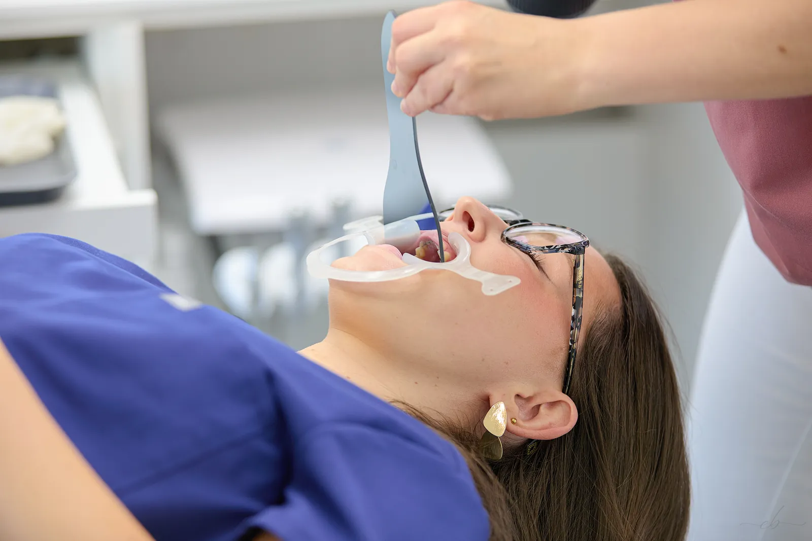 Prise de photographies orthodontiques avec écarteur au Cabinet des Arcades