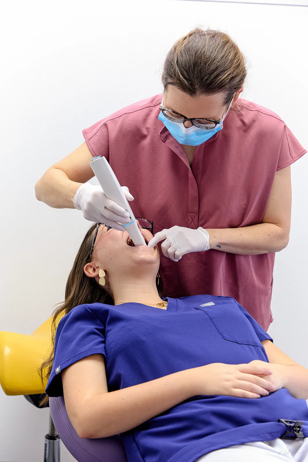 Praticienne réalisant un soin orthodontique au fauteuil, Cabinet des Arcades