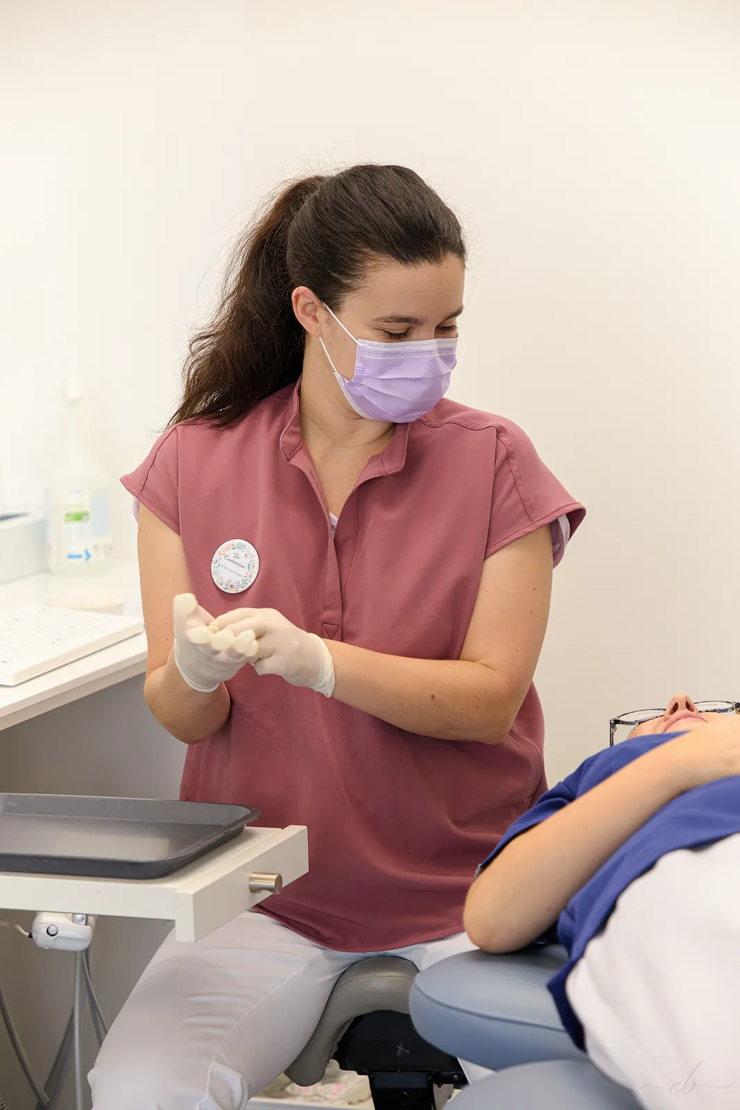 Praticienne préparant un soin orthodontique au Cabinet des Arcades