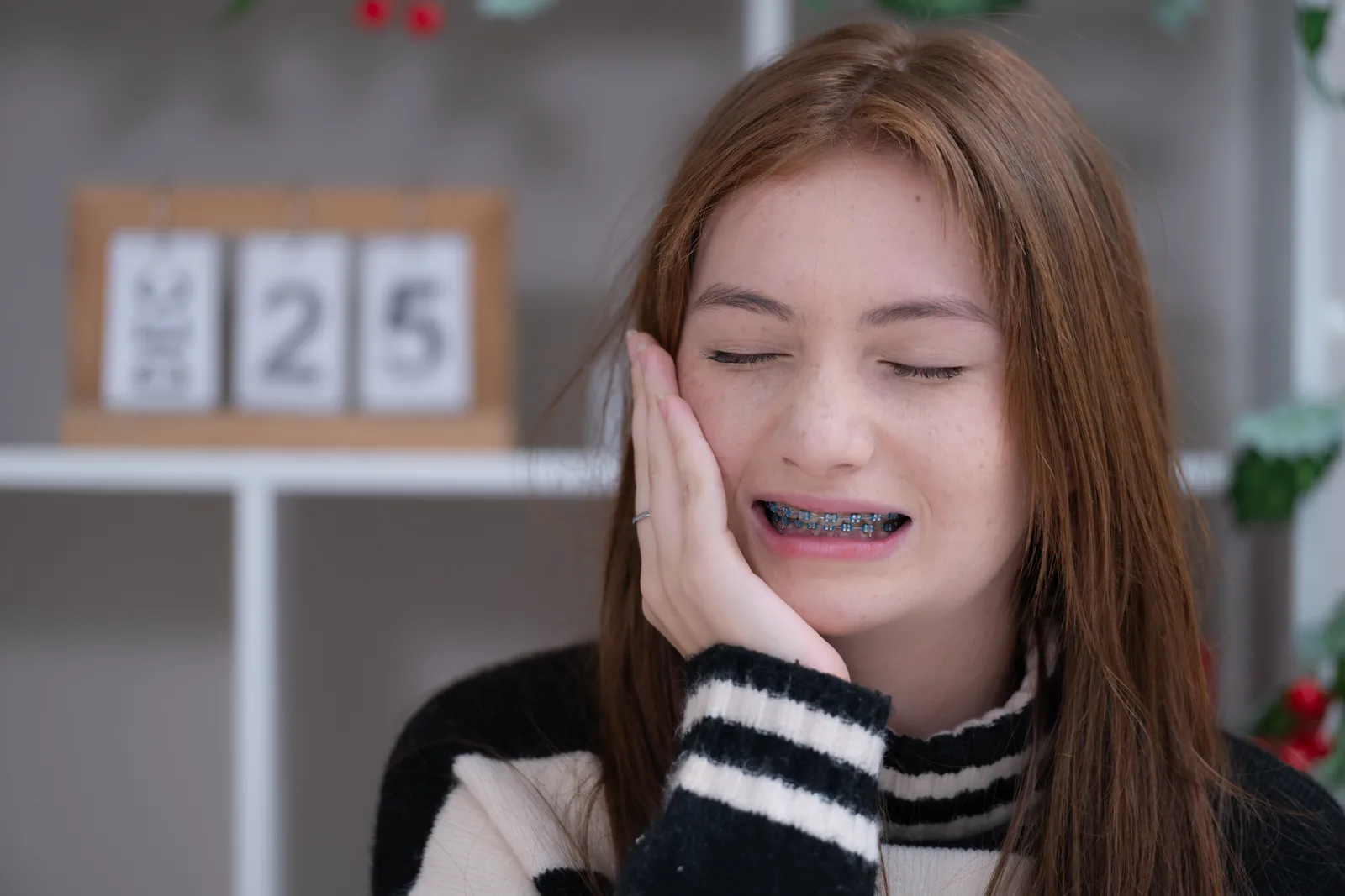 Patiente avec bagues orthodontiques ressentant une douleur — urgences orthodontiques